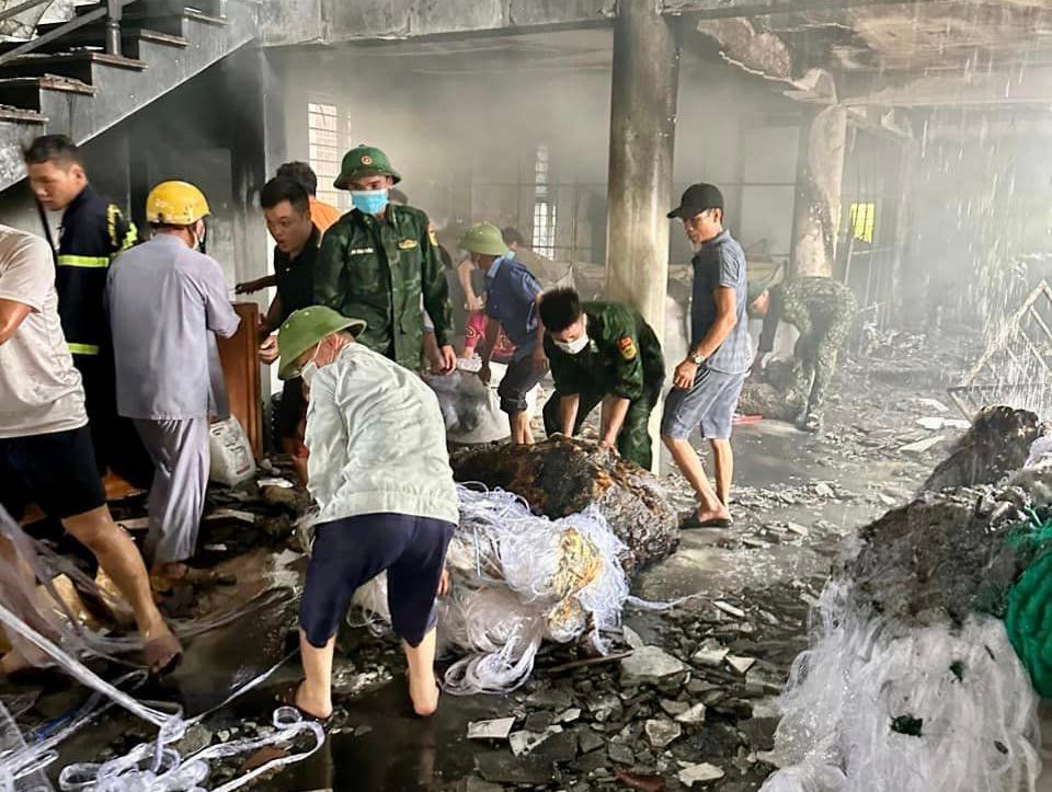 Bên trong nhà kho có nhiều vật dụng dễ cháy nên ngọn lửa bùng phát lớn.