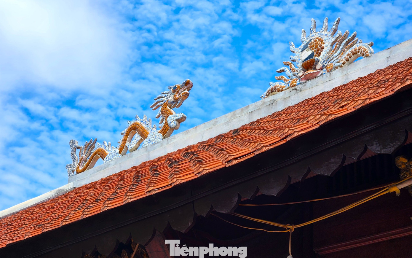 Trên mái ngói của đền và xung quanh tường rào được đắp nổi nhiều con vật linh thiêng, đẹp mắt. Trên mái ngói của đền và xung quanh tường rào được đắp nổi nhiều con vật linh thiêng, đẹp mắt.