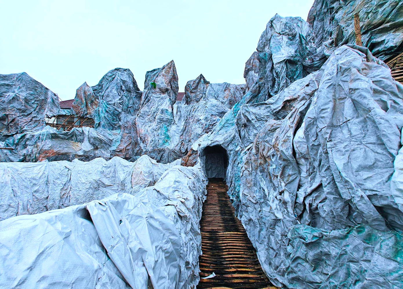 Do hang đá lớn nên người dân phải sử dụng hơn 12 nghìn bao bì xi-măng để làm các vách đá của hang. Do hang đá lớn nên người dân phải sử dụng hơn 12 nghìn bao bì xi-măng để làm các vách đá của hang.