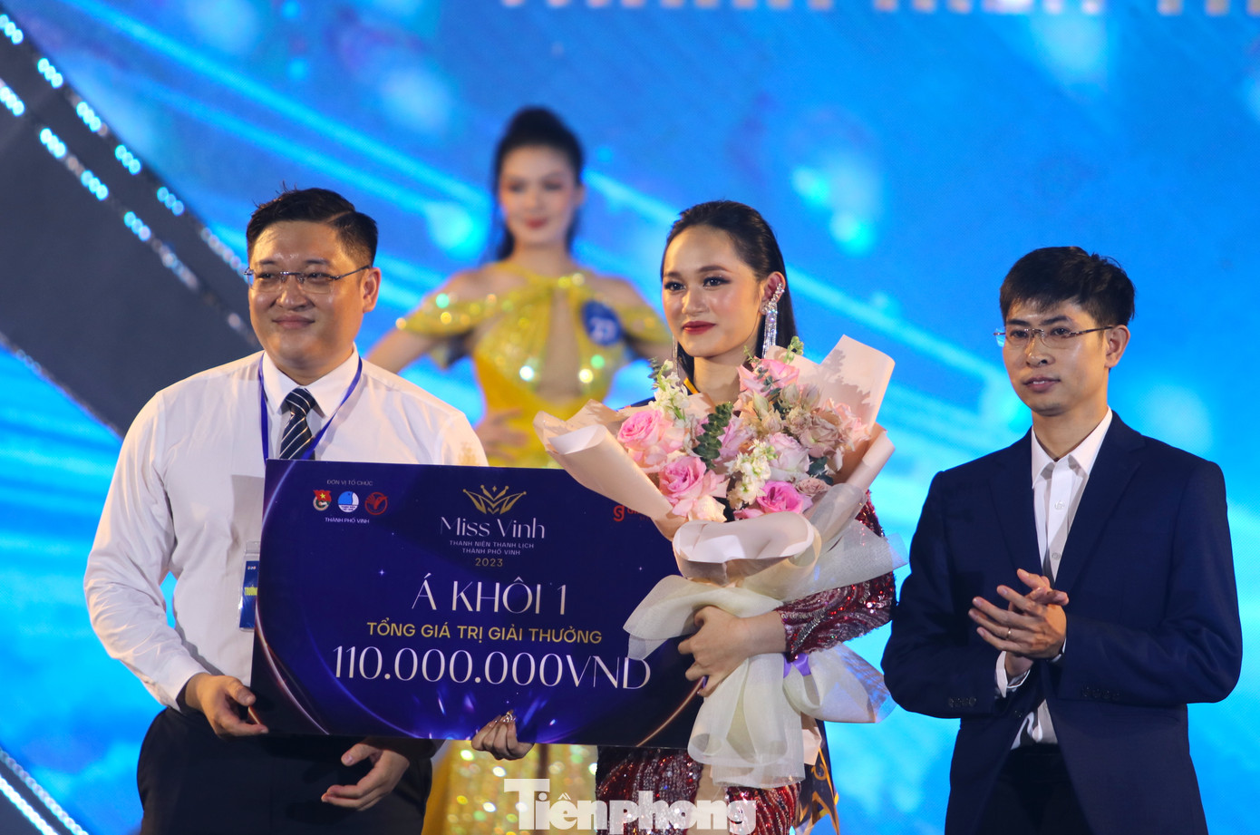 Anh Hồ Đức Việt - Bí thư Thành Đoàn Vinh, Trưởng Ban tổ chức trao Giải Á khôi 1 cho thí sinh Võ Nguyễn Trà My.