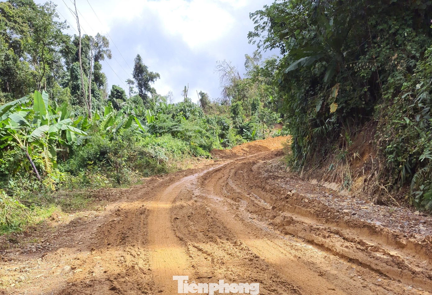 Đường đi, địa hình chủ yếu là đồi núi, hang đá gây khó khăn cho việc tìm kiếm mộ liệt sĩ. Để công việc đạt hiệu quả cao, Đội quy tập phải chia thành 4 hướng và 9 bộ phận. Mỗi bộ phận, mỗi hướng sẽ được phân công từng vị trí, khu vực khác nhau để nhanh chóng tìm kiếm được các phần mộ liệt sĩ sớm nhất và nhiều nhất có thể. Đường đi, địa hình chủ yếu là đồi núi, hang đá gây khó khăn cho việc tìm kiếm mộ liệt sĩ. Để công việc đạt hiệu quả cao, Đội quy tập phải chia thành 4 hướng và 9 bộ phận. Mỗi bộ phận, mỗi hướng sẽ được phân công từng vị trí, khu vực khác nhau để nhanh chóng tìm kiếm được các phần mộ liệt sĩ sớm nhất và nhiều nhất có thể.