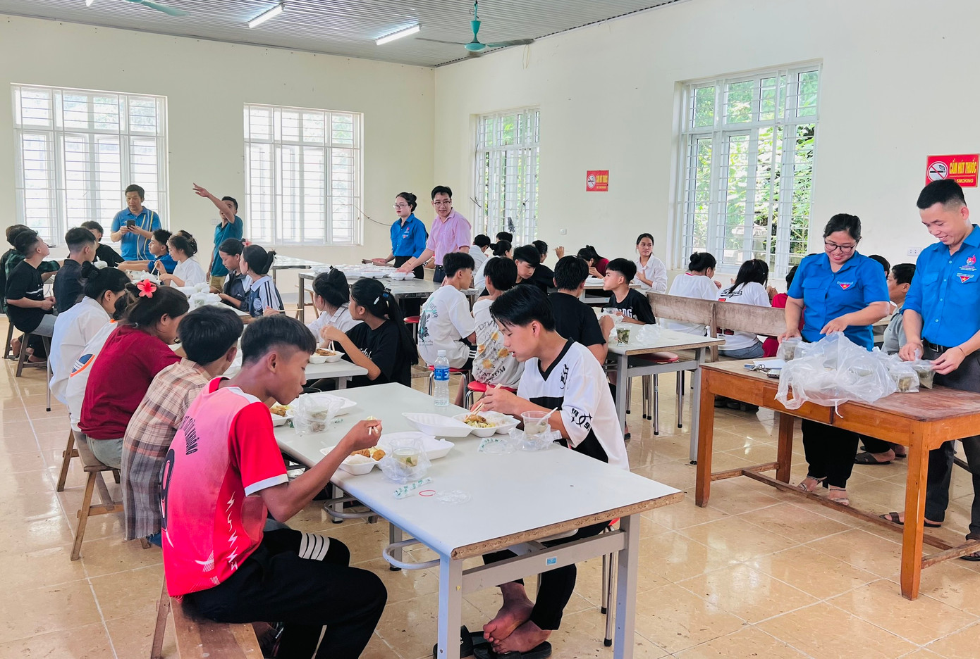 Các thí sinh được bố trí ăn cơm tại một phòng ăn thoáng mát để có thời gian nghỉ ngơi chuẩn bị cho môn thi buổi chiều.