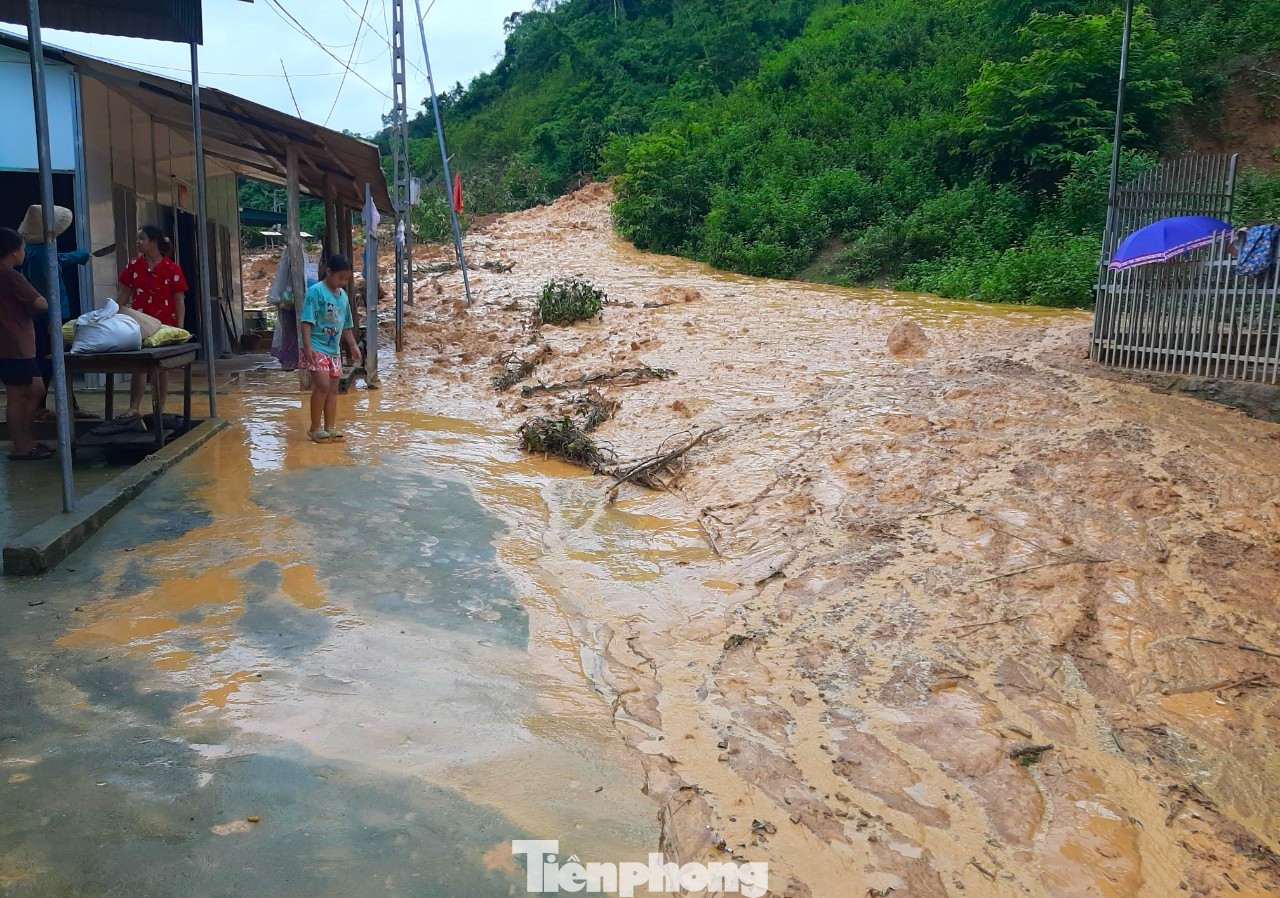 Có 6 tuyến đường huyện Kỳ Sơn bị ảnh hưởng nặng nề bởi mưa lũ. Cụ thể, tuyến từ Khe Nằn (xã Chiêu Lưu) đi Phù Khả 2 (xã Na Ngoi) dài 19km bị sạt lở đất, đá tại 18 điểm với khối lượng đất, đá 300m3. Riêng tại Km13 đoạn ngã 3 đi bản Phù Quặc 3 bị sạt lún mất toàn bộ mặt đường nhựa dài 10m.