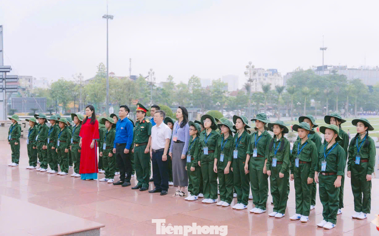 Trước khi diễn ra chương trình, Ban tổ chức cùng đại diện cho 400 chiến sĩ nhí dâng hoa báo công Bác Hồ tại Quảng trường Hồ Chí Minh.