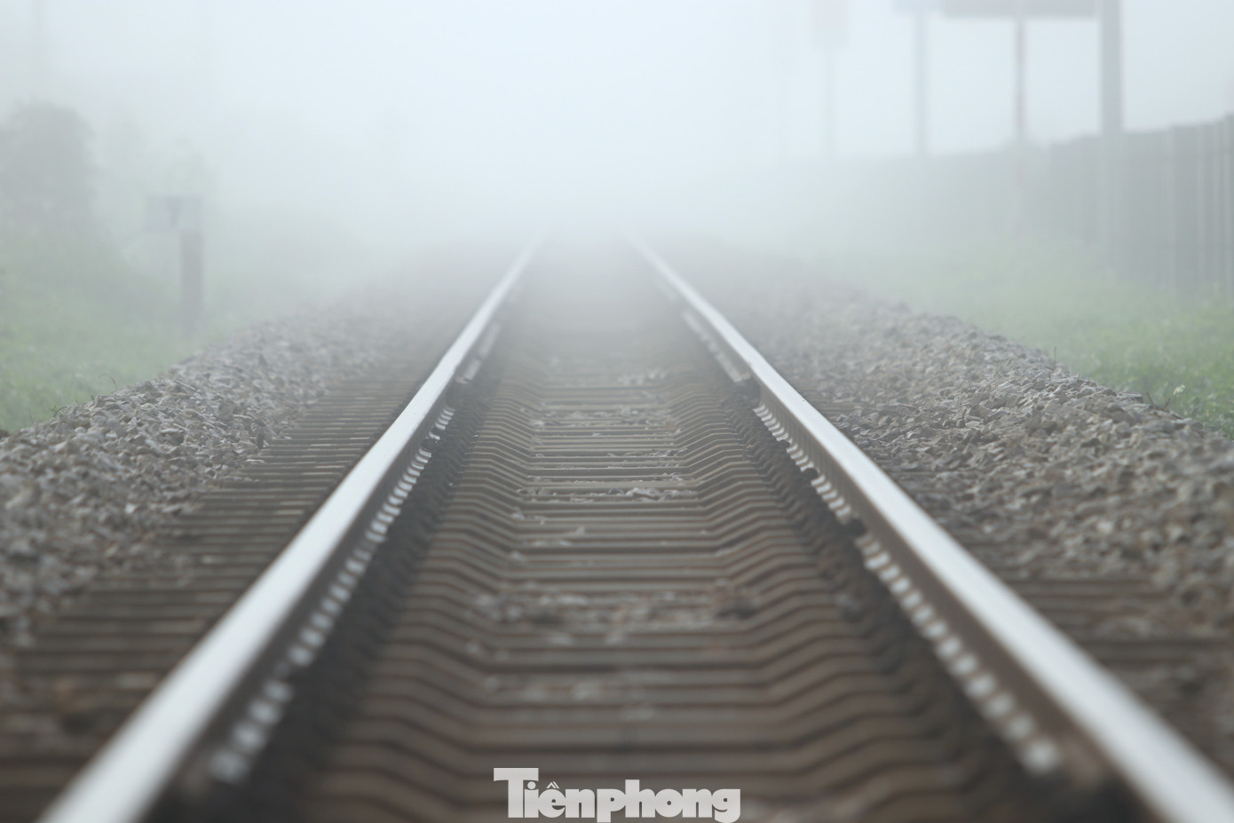 Trên tuyến đường sắt Bắc - Nam đoạn qua xã Nghi Trung (huyện Nghi Lộc) cũng bị sương mù phủ kín. Trên tuyến đường sắt Bắc - Nam đoạn qua xã Nghi Trung (huyện Nghi Lộc) cũng bị sương mù phủ kín.