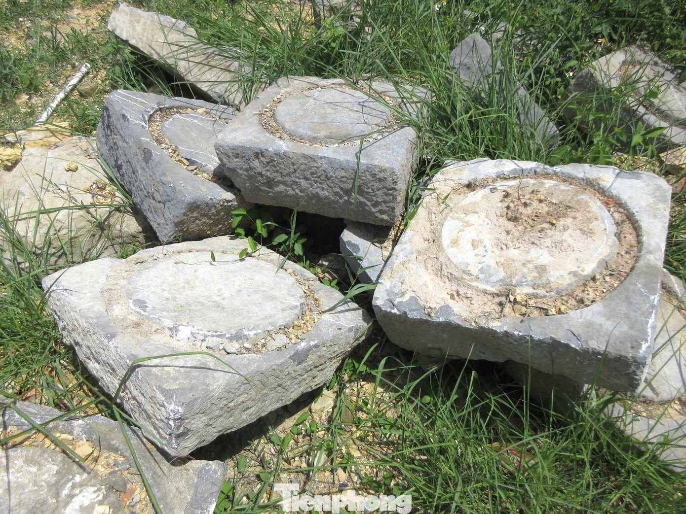 16 chân tảng bằng đá cổ được tìm thấy trong quá trình phục dựng đền. 16 chân tảng bằng đá cổ được tìm thấy trong quá trình phục dựng đền.