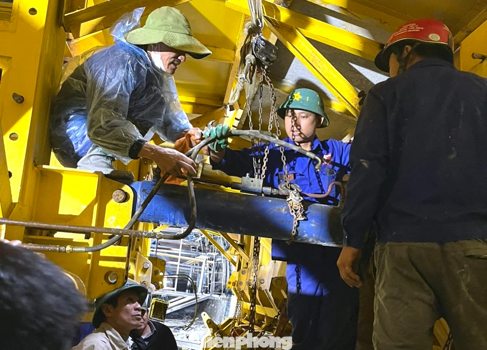 Các cán bộ, công nhân và máy móc miệt mài làm việc trong hầm Thần Vũ. Được biết, để động viên công nhân làm việc trong dịp Tết Nguyên đán, các công nhân Công ty Hòa Hiệp sẽ được tính 300% lương so với ngày thường.