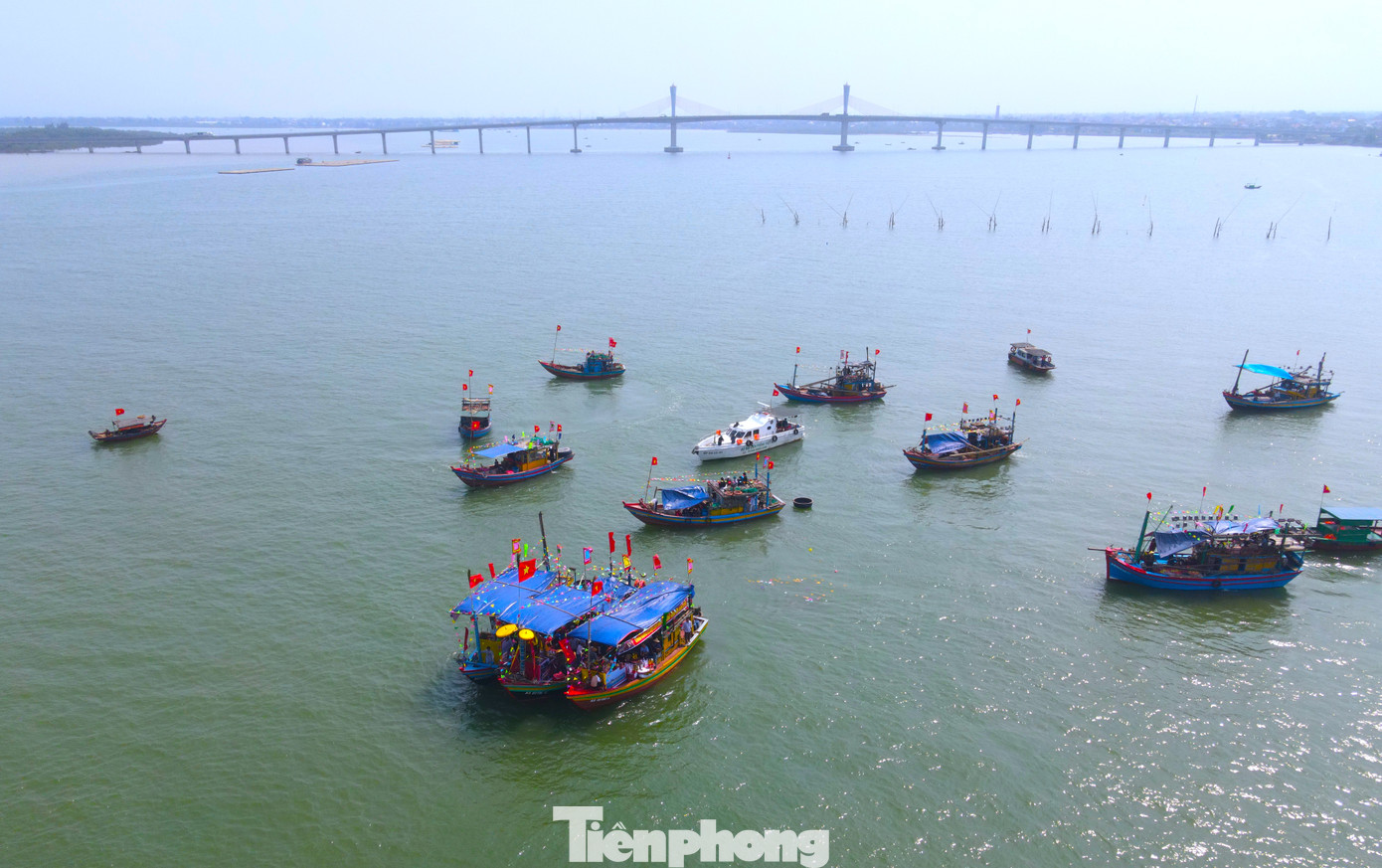 Từ bến cảng, đoàn thuyền lễ cùng hàng chục thuyền lớn nhỏ của ngư dân đi ra cửa biển rồi neo đậu lại để làm lễ cầu ngư.