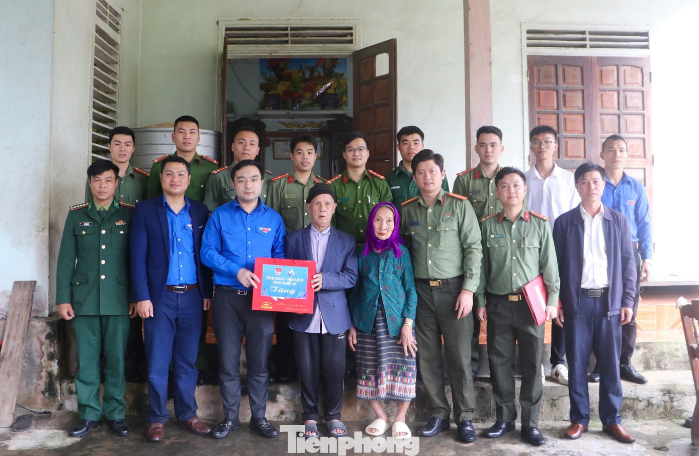 Đại diện Thường trực Tỉnh đoàn, Ban Thanh niên Công an tỉnh, Huyện đoàn Quế Phong thăm hỏi, trao tặng quà cho già làng, trưởng bản.