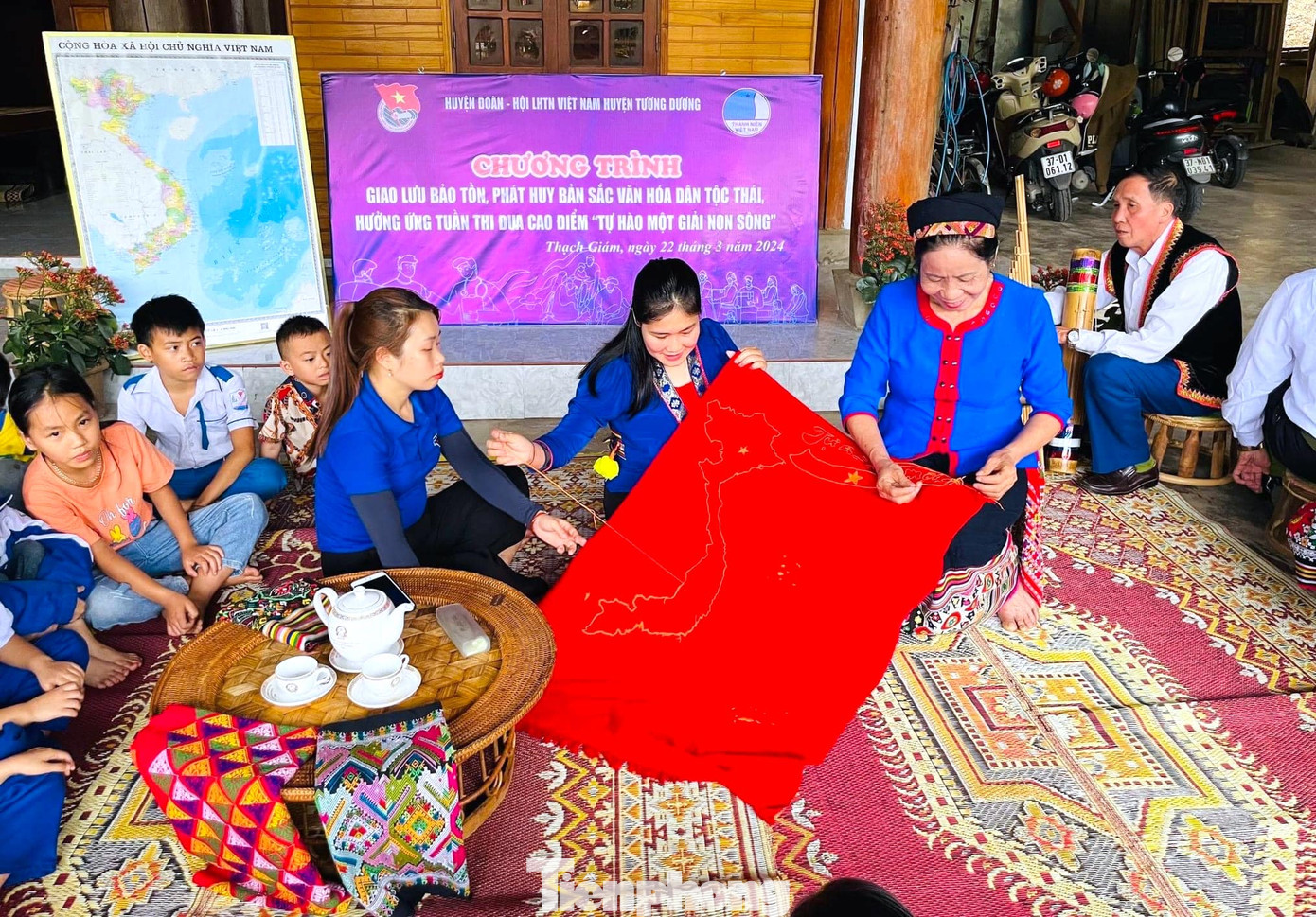 Trong tấm bản đồ này, có nhiều họa tiết nổi bật, đặc trưng. Như ở Thủ đô Hà Nội và quần đảo Hoàng Sa, Trường Sa thêu cờ đỏ sao vàng. Ở các tỉnh thành được thêu phối giữa các màu như màu xanh nước biển, xanh của núi rừng, vàng tượng trưng cho các vùng cát, đồng bằng…Mất gần nửa tháng, tấm bản đồ mới được hoàn thiện vì có nhiều công đoạn thêu khó, mất khá lâu thời gian.