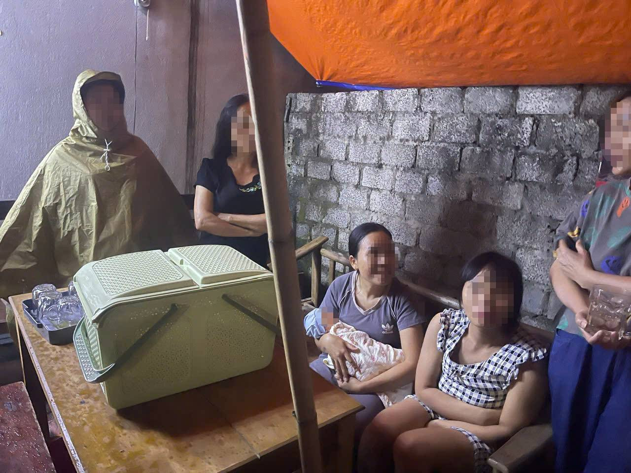 Rất đông người dân tập trung đến nhà vợ chồng anh L. để theo dõi sự việc.