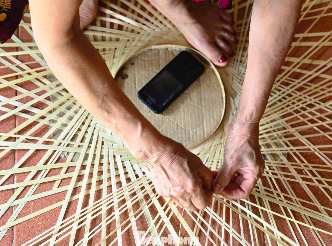 Để có nguyên liệu làm, trước đây người dân phải đi chặt tre, lùng về chẻ thành từng sợi mỏng rồi mới đan lát. Tuy nhiên ngày nay, nguyên liệu được nhập từ các huyện Quế Phong, Quỳ Châu và đã có máy móc làm thay nên người thợ đỡ vất vả.