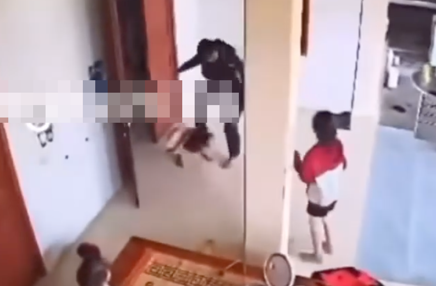 Khi mẹ đến can ngăn liền bị người đàn ông này đánh đập. Khi mẹ đến can ngăn liền bị người đàn ông này đánh đập.