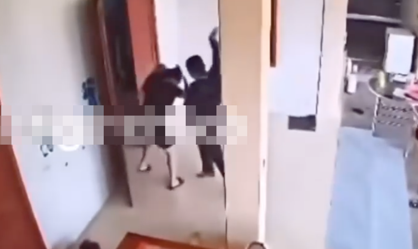 Khi mẹ đến can ngăn liền bị người đàn ông này đánh đập. Khi mẹ đến can ngăn liền bị người đàn ông này đánh đập.