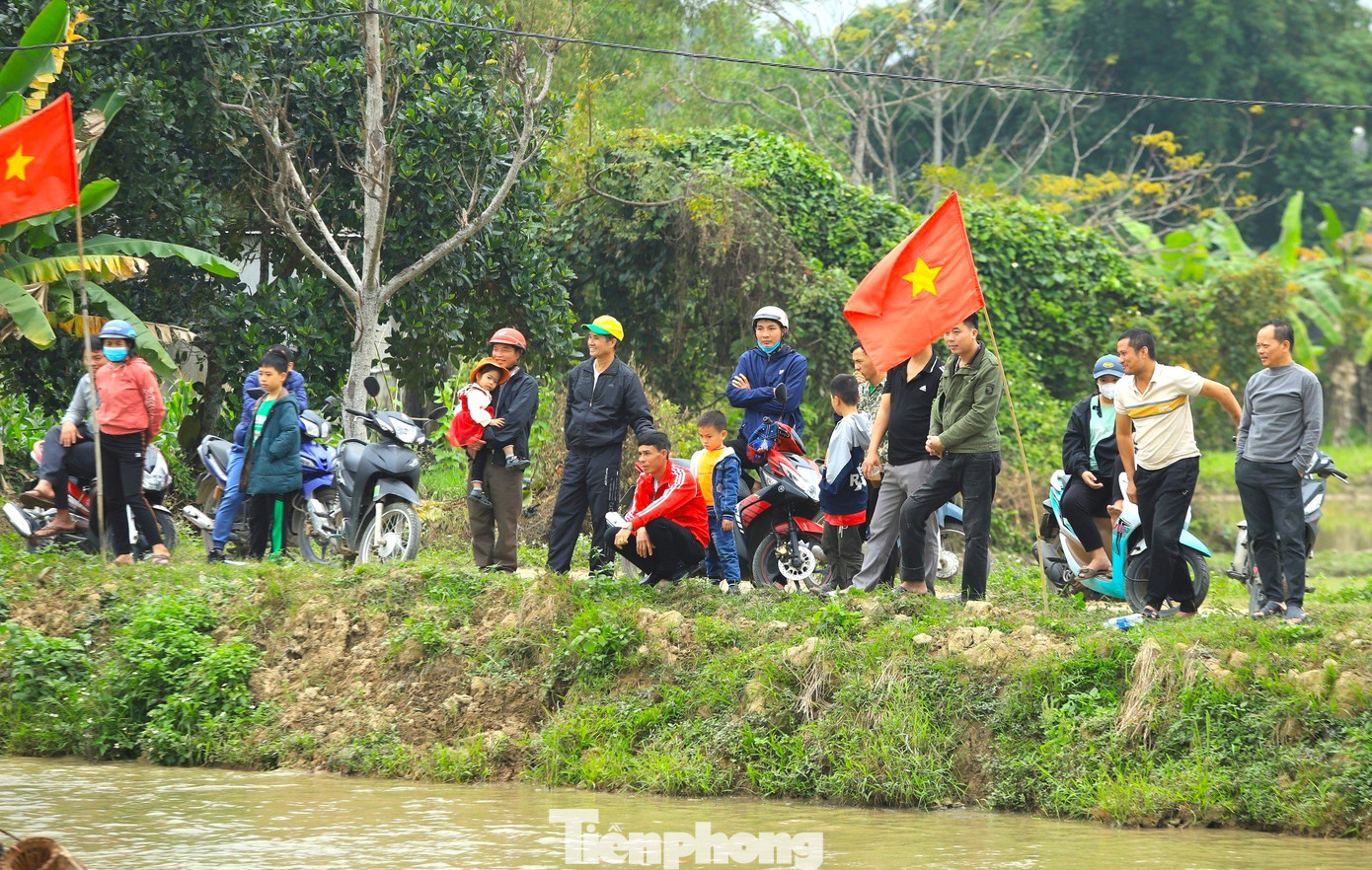 Lễ hội Nơm Cá Ao Sen được tổ chức từ 8h ngày 31/12/2024 đến 12h cùng ngày sẽ kết thúc. Mỗi người tham gia sẽ mua vé với lệ phí 150 nghìn đồng. Ngay từ sáng sớm, cả nghìn người đã tập trung về Ao Sen để chuẩn bị tham gia lễ hội.