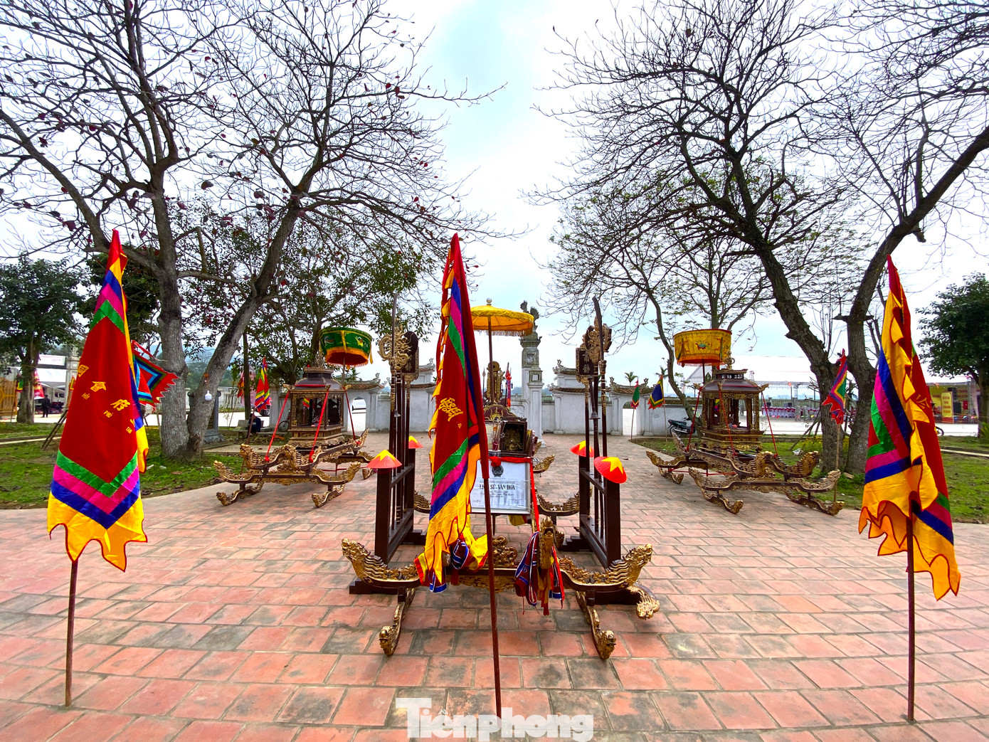 Những chiếc kiệu, long ngai, thuyền rồng cổ vẫn còn nguyên vẹn dù trải qua hàng trăm năm.