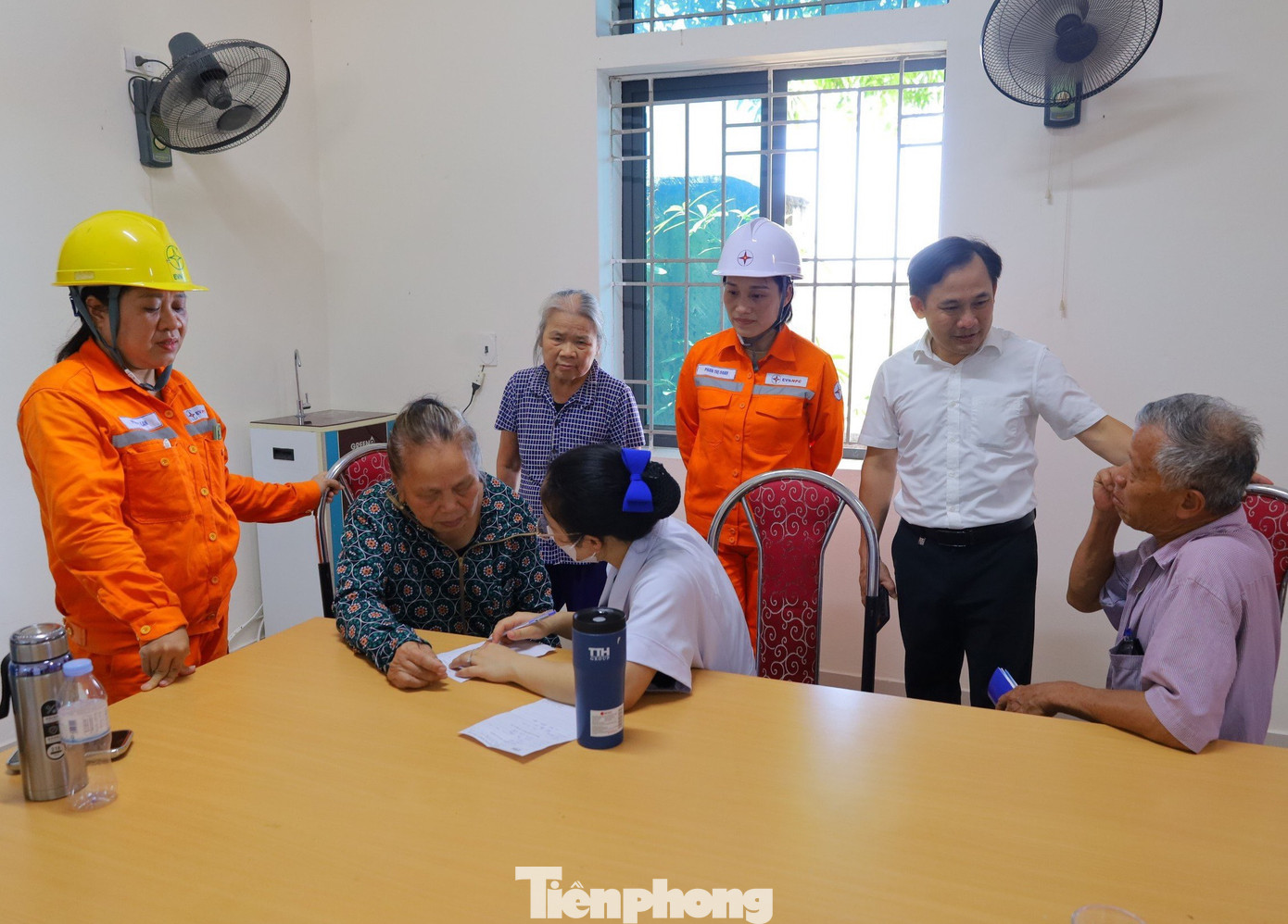 Ban tổ chức phối hợp với bệnh viện tổ chức chương trình khám, phát thuốc miễn phí tại xã Hưng Thông (Hưng Nguyên, Nghệ An). Ban tổ chức phối hợp với bệnh viện tổ chức chương trình khám, phát thuốc miễn phí tại xã Hưng Thông (Hưng Nguyên, Nghệ An).