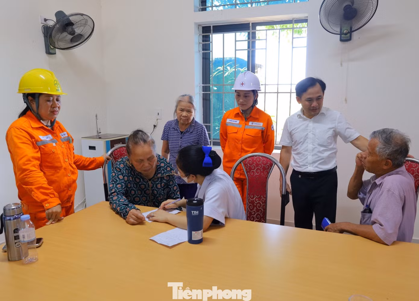 Ban tổ chức phối hợp với bệnh viện tổ chức chương trình khám, phát thuốc miễn phí tại xã Hưng Thông (Hưng Nguyên, Nghệ An).