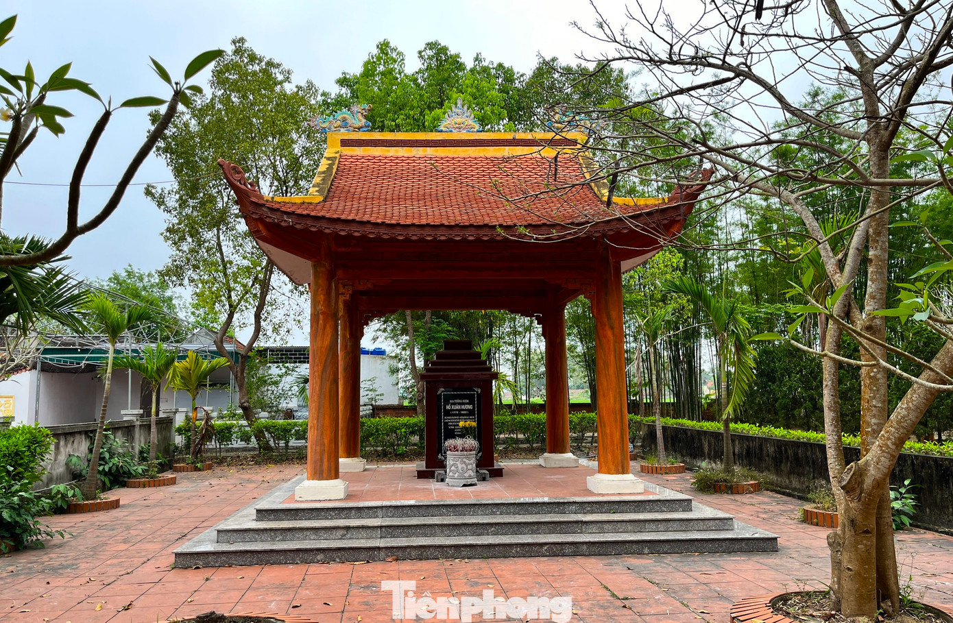 Kế bên quần thể khu nhà thờ và mộ Hồ Phi Tích là vườn trúc rộng hàng trăm mét vuông. Cạnh đó là cụm bia tưởng niệm nữ sĩ Hồ Xuân Hương, lăng mộ nhà cách mạng Hồ Tùng Mậu và bia tưởng niệm anh hùng lực lượng vũ trang Cù Chính Lan.