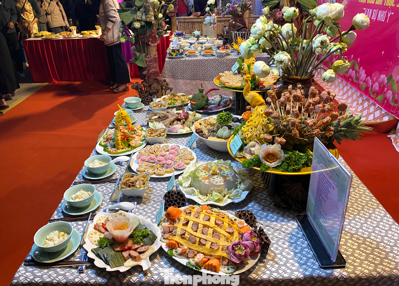 Mâm cỗ có 21 món ăn được các nghệ nhân, đầu bếp đến từ Hiệp hội Văn hóa ẩm thực Việt Nam chế biến từ nguyên liệu sen.