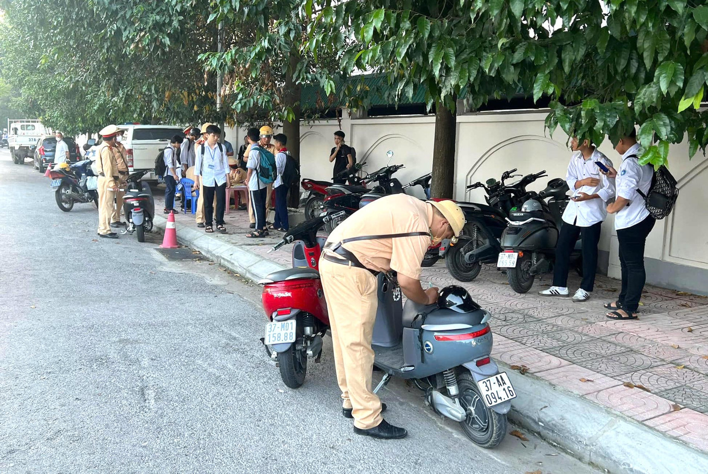 Cảnh sát giao thông thành phố Vinh tăng cường kiểm tra, xử lý tình trạng học sinh vi phạm luật giao thông.