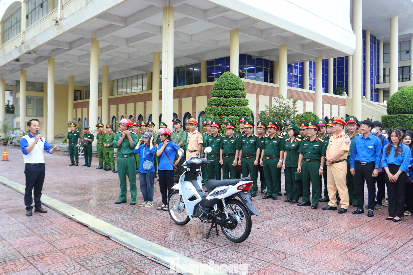 Cán bộ nhân viên Công ty Honda Việt Nam chi nhánh Nghệ An hướng dẫn các đoàn viên thanh niên thực hiện đội mũ bảo hiểm đúng cách. Cán bộ nhân viên Công ty Honda Việt Nam chi nhánh Nghệ An hướng dẫn các đoàn viên thanh niên thực hiện đội mũ bảo hiểm đúng cách.