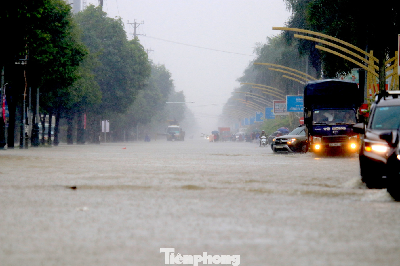 Ghi nhận của PV, tuyến đường Lê Nin (TP Vinh) ngập sâu từ 0,5-0,7m. Các phương tiện đều phải đi sát vài dải phân cách ở giữa đường để tránh chết máy.
