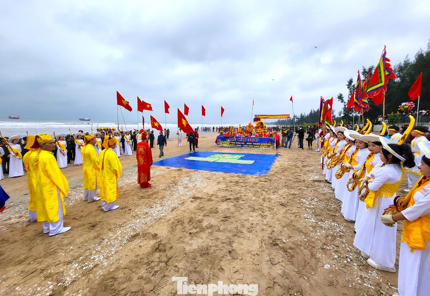 Trong quá trình thực hiện nghi thức cầu ngư, 23 thiếu nữ tay cầm bảo kiếm xếp thành 2 hàng đứng 2 bên. Trong quá trình thực hiện nghi thức cầu ngư, 23 thiếu nữ tay cầm bảo kiếm xếp thành 2 hàng đứng 2 bên.