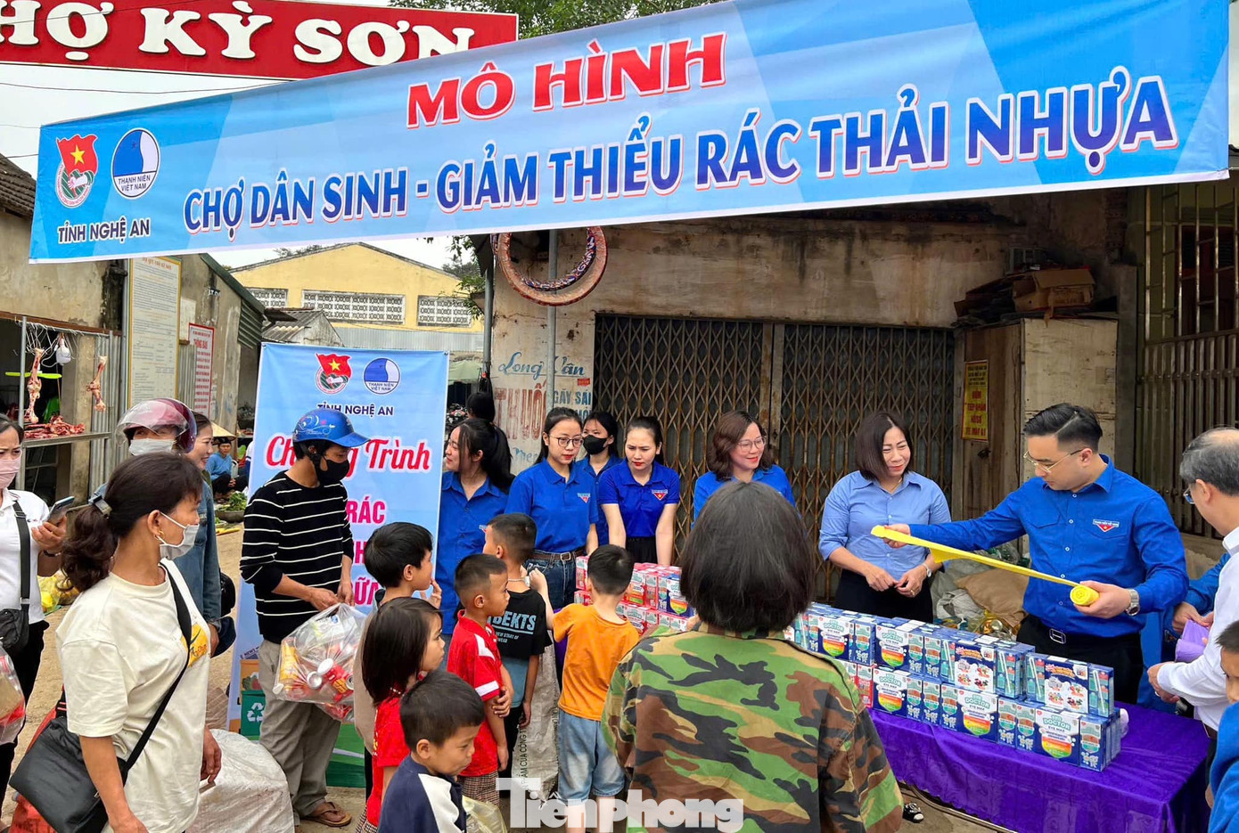 Tại chương trình, Tỉnh Đoàn, Hội LHTN Việt Nam tỉnh, Hội Đồng đội tỉnh đã trao tặng 200 thùng sữa, 15 suất quà cho trẻ em có hoàn cảnh khó khăn, 5 camera an ninh với tổng giá trị hơn 120 triệu đồng. Huyện uỷ Tân Kỳ cũng trao tặng 20 suất quà cho học sinh có hoàn cảnh khó khăn; trao tặng 20 thùng rác thông minh; 1 công trình con đường thanh niên “Vững niềm tin theo Đảng” và triển khai nhiều hoạt động ý nghĩa, thiết thực. Tại chương trình, Tỉnh Đoàn, Hội LHTN Việt Nam tỉnh, Hội Đồng đội tỉnh đã trao tặng 200 thùng sữa, 15 suất quà cho trẻ em có hoàn cảnh khó khăn, 5 camera an ninh với tổng giá trị hơn 120 triệu đồng. Huyện uỷ Tân Kỳ cũng trao tặng 20 suất quà cho học sinh có hoàn cảnh khó khăn; trao tặng 20 thùng rác thông minh; 1 công trình con đường thanh niên “Vững niềm tin theo Đảng” và triển khai nhiều hoạt động ý nghĩa, thiết thực.