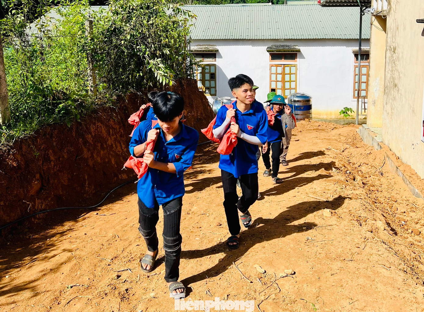 "Con đường dài gần 50m nhưng được hạ từ khu vực đồi núi nên vẫn còn dốc cao khó đi. Các phương tiện không thể đi lại nên đoàn viên thanh niên phải cõng từng bì vật liệu cát, đá, sỏi, xi-măng lên để đổ bê tông làm đường. Nắng nóng nhưng ai cũng cố gắng làm để các giáo viên, các em học sinh sớm có đường mới đến trường học", anh Lê Văn Hoàn - Bí thư Đoàn xã Nhôn Mai chia sẻ. "Con đường dài gần 50m nhưng được hạ từ khu vực đồi núi nên vẫn còn dốc cao khó đi. Các phương tiện không thể đi lại nên đoàn viên thanh niên phải cõng từng bì vật liệu cát, đá, sỏi, xi-măng lên để đổ bê tông làm đường. Nắng nóng nhưng ai cũng cố gắng làm để các giáo viên, các em học sinh sớm có đường mới đến trường học", anh Lê Văn Hoàn - Bí thư Đoàn xã Nhôn Mai chia sẻ.