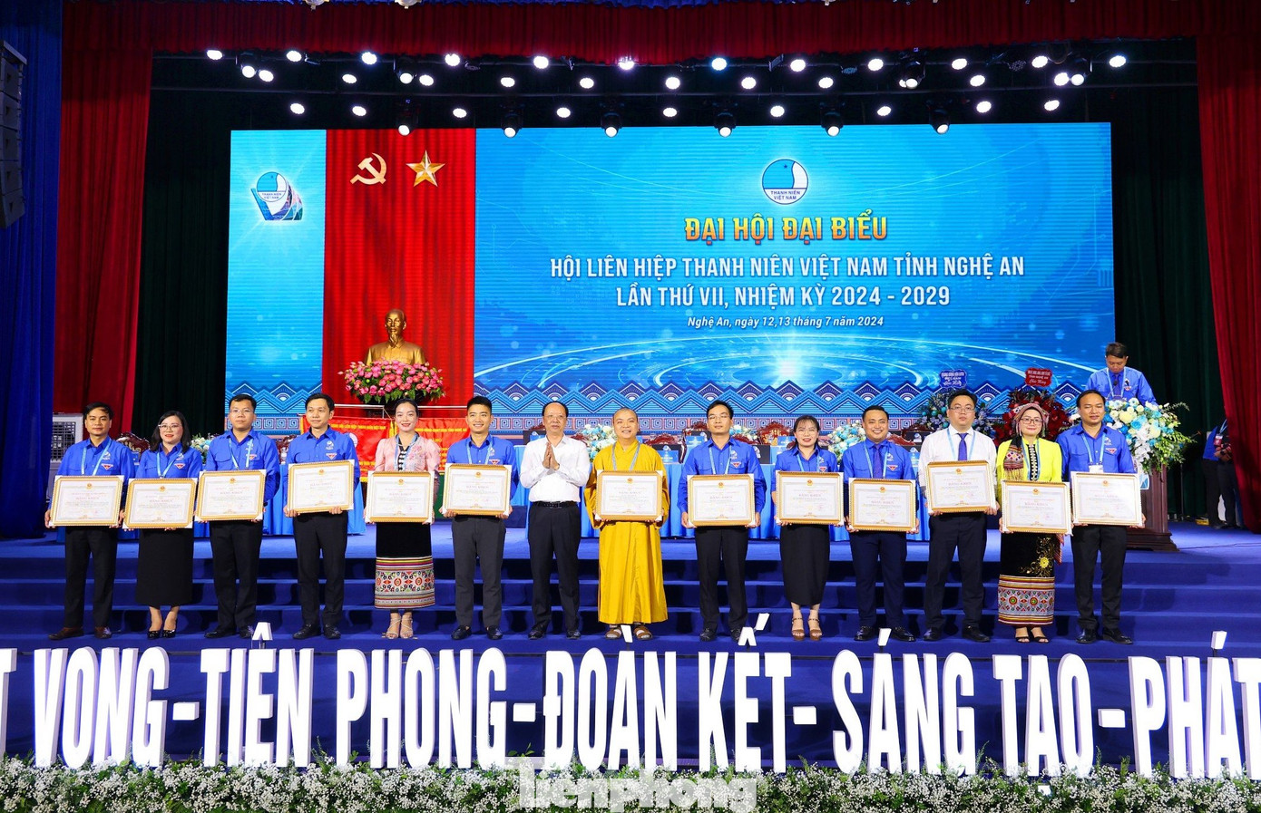 Trao tặng bằng khen của Chủ tịch UBND tỉnh Nghệ An cho các tập thể, cá nhân có thành tích xuất sắc trong công tác Hội và phong trào thanh niên tỉnh Nghệ An giai đoạn 2019-2024.