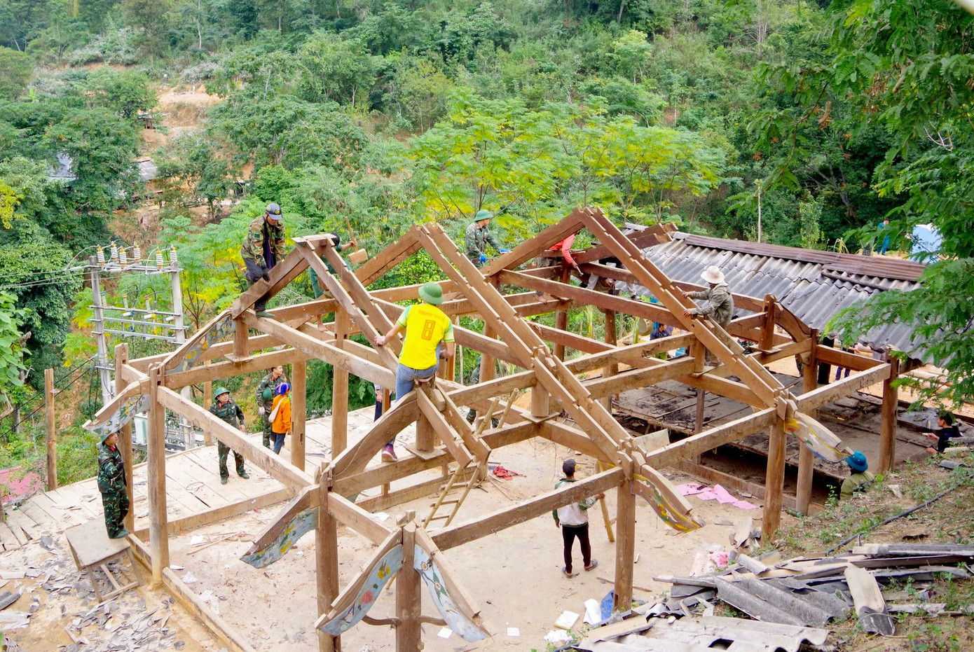 Vị trí nhà của các hộ dân chủ yếu nằm trên dốc cao nên việc tháo dỡ đều được làm bằng thủ công. (Ảnh: Trọng Kiên Châu Khang).