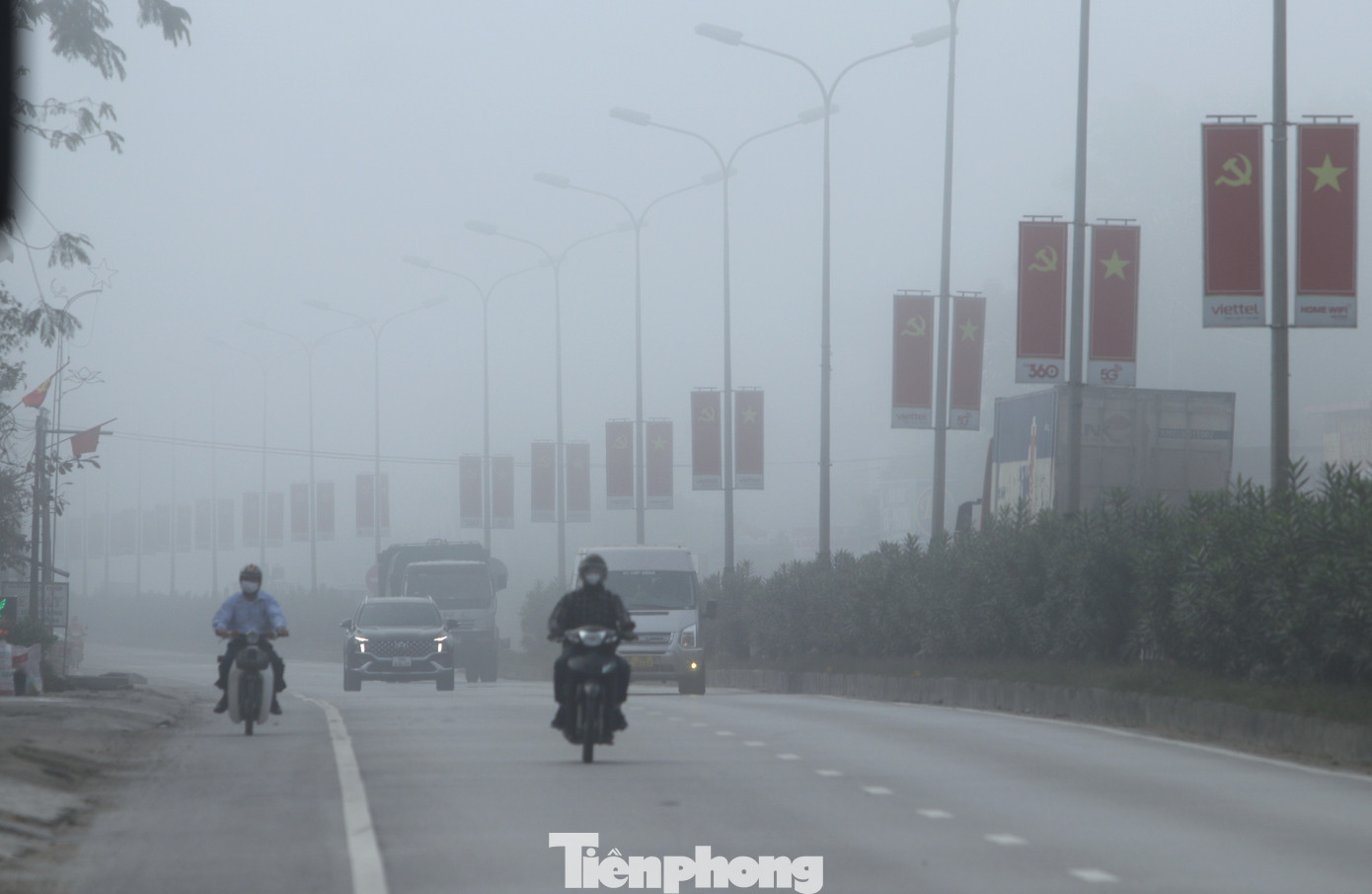 Ghi nhận của phóng viên, do sương mù dày, tầm nhìn hạn chế nên nhiều phương tiện đi trên quốc lộ 1A phải bật đèn, đi chậm lại để đảm bảo an toàn. Ghi nhận của phóng viên, do sương mù dày, tầm nhìn hạn chế nên nhiều phương tiện đi trên quốc lộ 1A phải bật đèn, đi chậm lại để đảm bảo an toàn.
