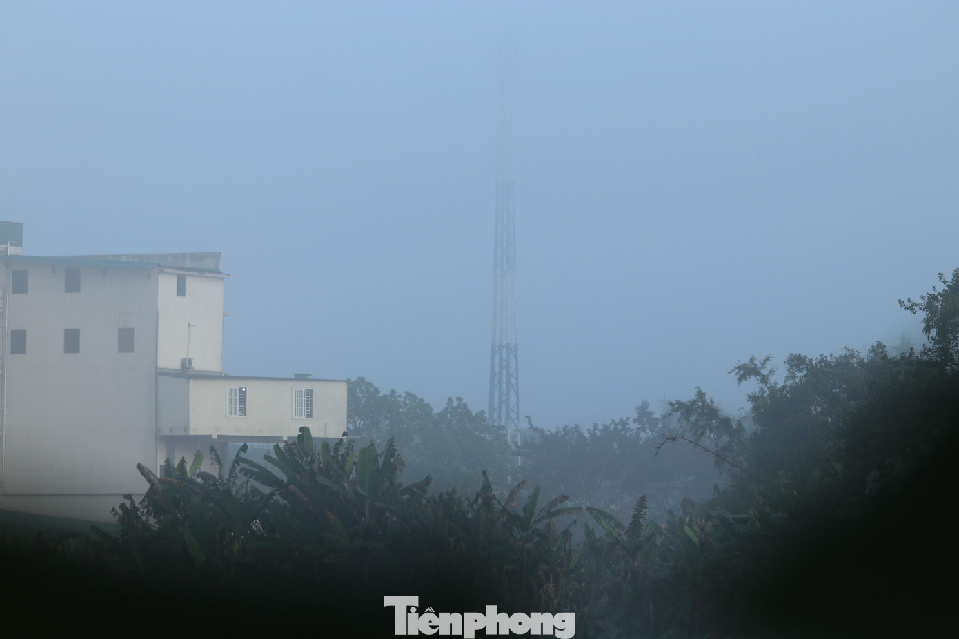Những tòa nhà cao tầng, cột sóng ăngten mất hút trong làn sương. Những tòa nhà cao tầng, cột sóng ăngten mất hút trong làn sương.