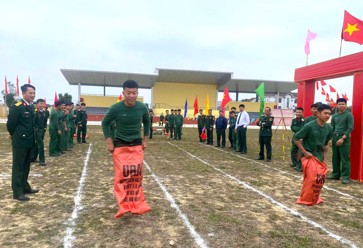 Tại Trung đoàn 764 (Bộ Chỉ huy Quân sự tỉnh Nghệ An), Đoàn cơ sở đã tổ chức các hoạt động vui chơi giải trí và trò chơi dân gian ngày đầu năm mới, như: Nhảy bao bố, kéo co; bịt mắt bắt vịt; ném vòng cổ chai... thu hút đông đảo cán bộ chiến sĩ trong đơn vị tham gia. Tại Trung đoàn 764 (Bộ Chỉ huy Quân sự tỉnh Nghệ An), Đoàn cơ sở đã tổ chức các hoạt động vui chơi giải trí và trò chơi dân gian ngày đầu năm mới, như: Nhảy bao bố, kéo co; bịt mắt bắt vịt; ném vòng cổ chai... thu hút đông đảo cán bộ chiến sĩ trong đơn vị tham gia.