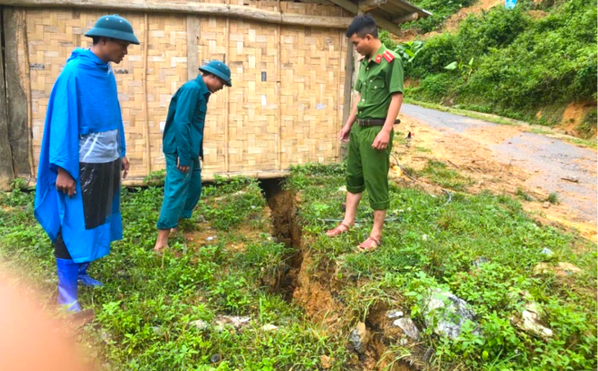 Cụ thể, sau đợt mưa lớn vào năm 2021 và 2022, trên núi và đường đi của bản Nam Tiến 2 (xã Bảo Nam) xuất hiện nhiều vết nứt lớn. Trong ảnh cơ quan chức năng kiểm tra vết nứt tại bản Nam Tiến 2 vào năm 2022. (Ảnh: tư liệu). Cụ thể, sau đợt mưa lớn vào năm 2021 và 2022, trên núi và đường đi của bản Nam Tiến 2 (xã Bảo Nam) xuất hiện nhiều vết nứt lớn. Trong ảnh cơ quan chức năng kiểm tra vết nứt tại bản Nam Tiến 2 vào năm 2022. (Ảnh: tư liệu).