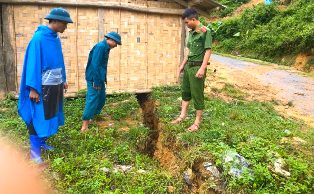 Cụ thể, sau đợt mưa lớn vào năm 2021 và 2022, trên núi và đường đi của bản Nam Tiến 2 (xã Bảo Nam) xuất hiện nhiều vết nứt lớn. Trong ảnh cơ quan chức năng kiểm tra vết nứt tại bản Nam Tiến 2 vào năm 2022. (Ảnh: tư liệu). Cụ thể, sau đợt mưa lớn vào năm 2021 và 2022, trên núi và đường đi của bản Nam Tiến 2 (xã Bảo Nam) xuất hiện nhiều vết nứt lớn. Trong ảnh cơ quan chức năng kiểm tra vết nứt tại bản Nam Tiến 2 vào năm 2022. (Ảnh: tư liệu).