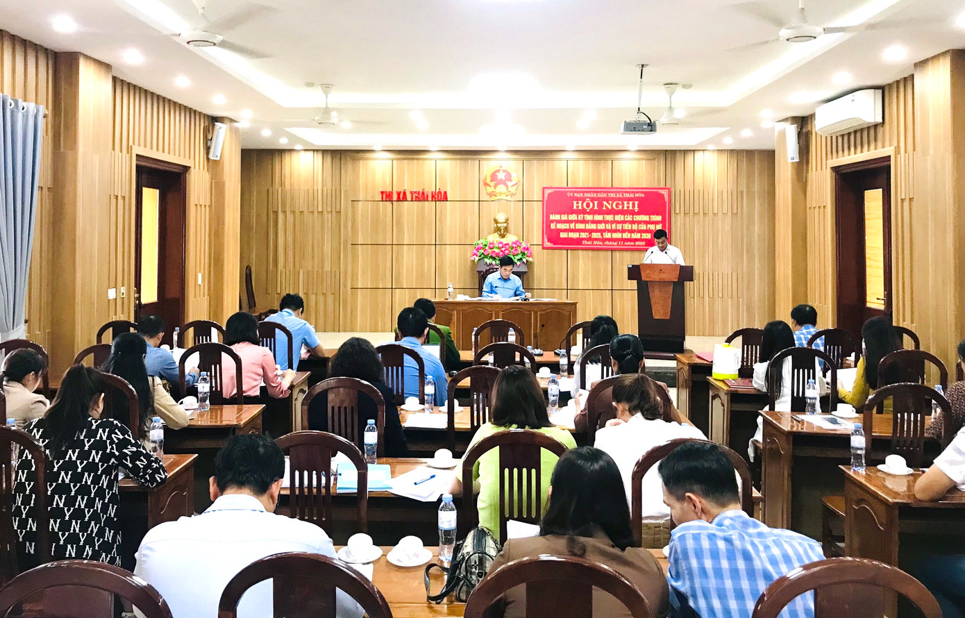 Toàn cảnh buổi hội nghị sơ kết chương trình kế hoạch bình đẳng giới và về sự tiến bộ của phụ nữ giai đoạn 2021 - 2025, tầm nhìn đến 2030.