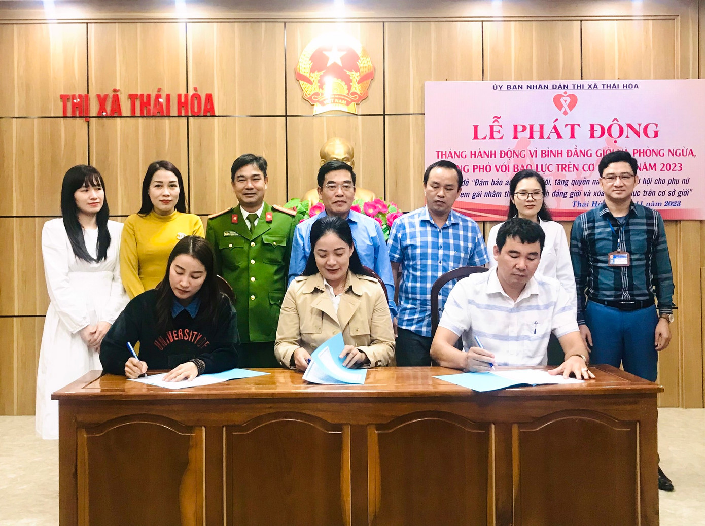 Đại diện các xã, phường, UBND thị xã Thái Hòa tổ chức ký cam kết thực hiện có hiệu quả các chương trình trong tháng hành động vì bình đẳng giới.