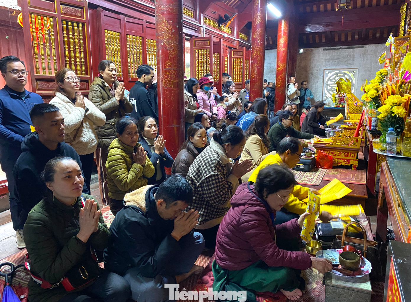 Bên trong các gian thờ, du khách đứng ngồi thắp hương chật kín các lối đi. Bên trong các gian thờ, du khách đứng ngồi thắp hương chật kín các lối đi.