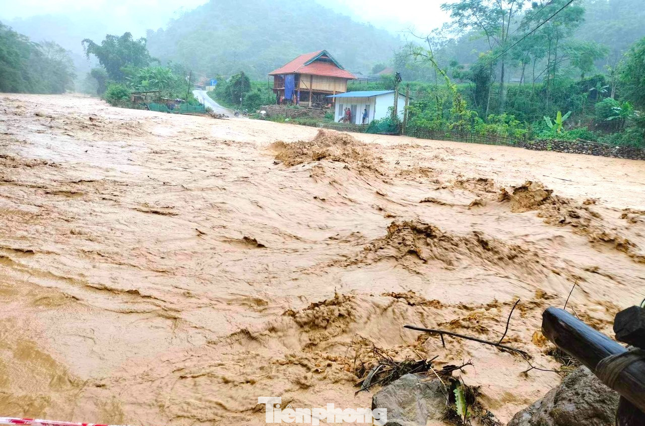 Ngày 2/10, ông Thò Bá Rê - Phó Chủ tịch UBND huyện Kỳ Sơn (Nghệ An) cho biết, mặc dù trên địa bàn huyện mưa không còn, nước lũ đã giảm bớt song nước trên các con sông, suối nhiều nơi vẫn còn cao gây ngập một số tuyến đường, cầu tràn dân sinh. Nhiều tuyến đường bị đất đá sạt lở vùi lấp gây ách tắc giao thông trên địa bàn.