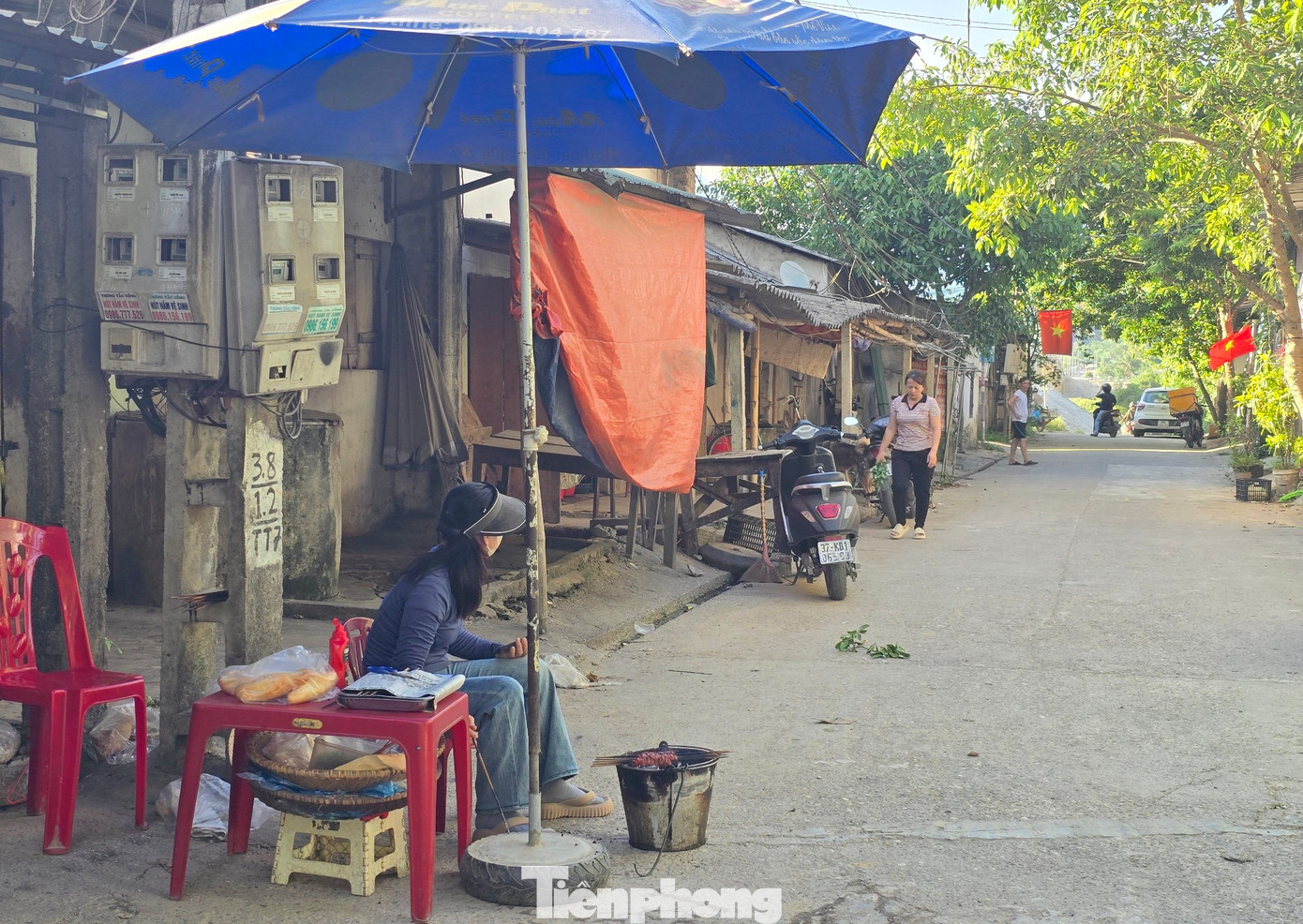 Các ki-ốt kinh doanh đều bám mặt đường nên họ lo ngại khi chuyển đến vị trị mới nằm xa đường chính, diện tích thu hẹp sẽ khó kinh doanh.