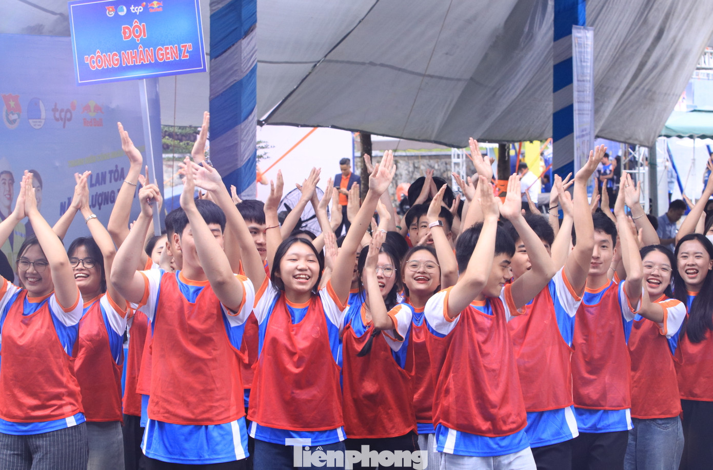 Sau lễ khai mạc, các thanh niên công nhân tham gia nhiều trò chơi sôi nổi, đặc sắc. Sau lễ khai mạc, các thanh niên công nhân tham gia nhiều trò chơi sôi nổi, đặc sắc.