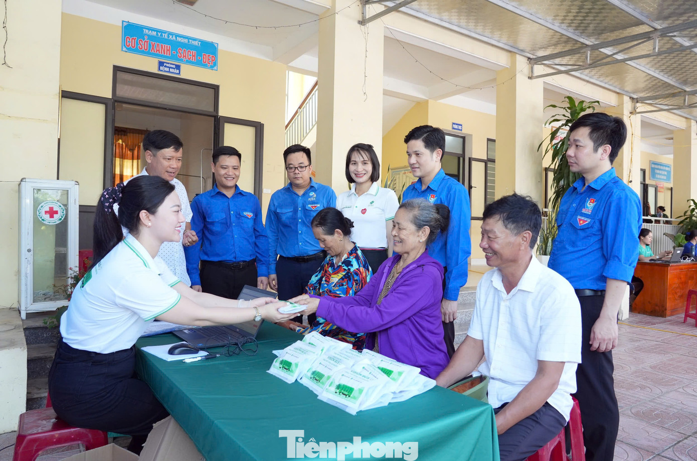 Khám, tư vấn và phát thuốc miễn phí cho người dân trên địa bàn xã Nghi Thiết.