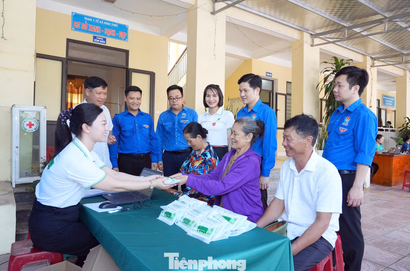 Khám, tư vấn và phát thuốc miễn phí cho người dân trên địa bàn xã Nghi Thiết. Khám, tư vấn và phát thuốc miễn phí cho người dân trên địa bàn xã Nghi Thiết.