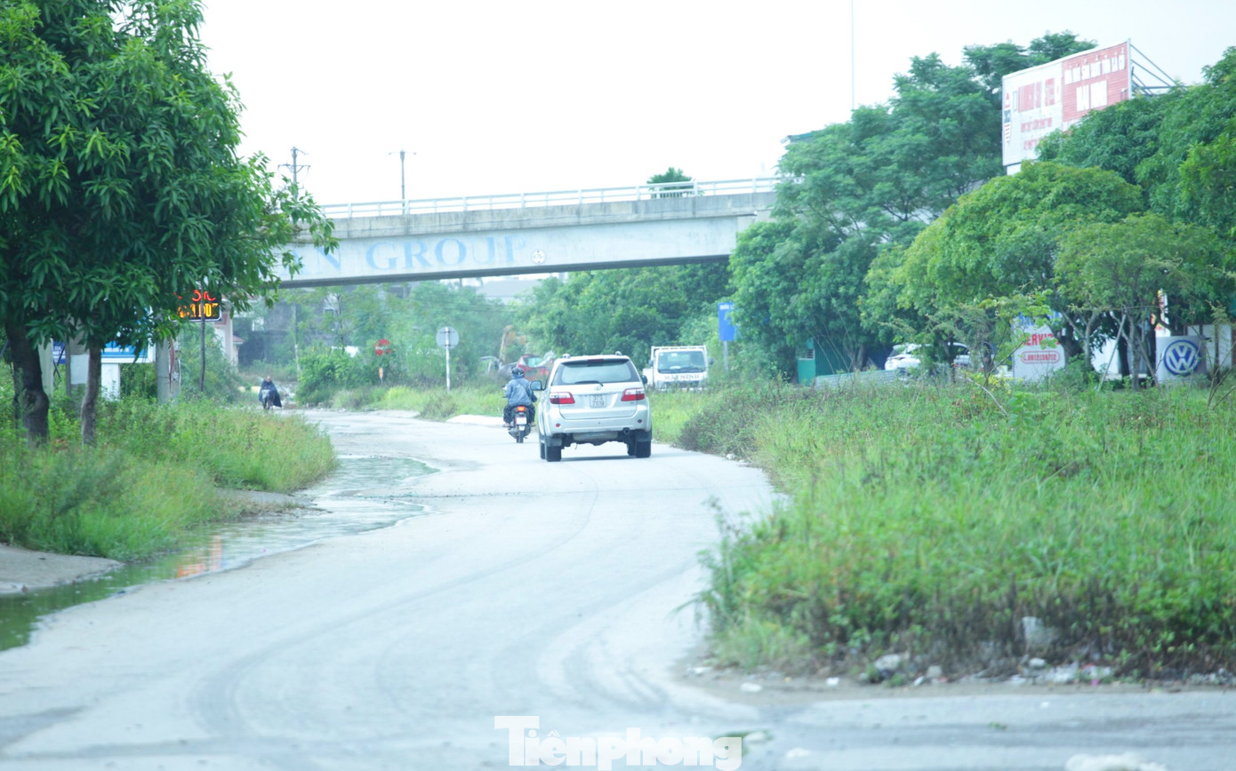 Đường ngập, nhiều xe phải chấp nhận nguy hiểm đi ngược chiều.