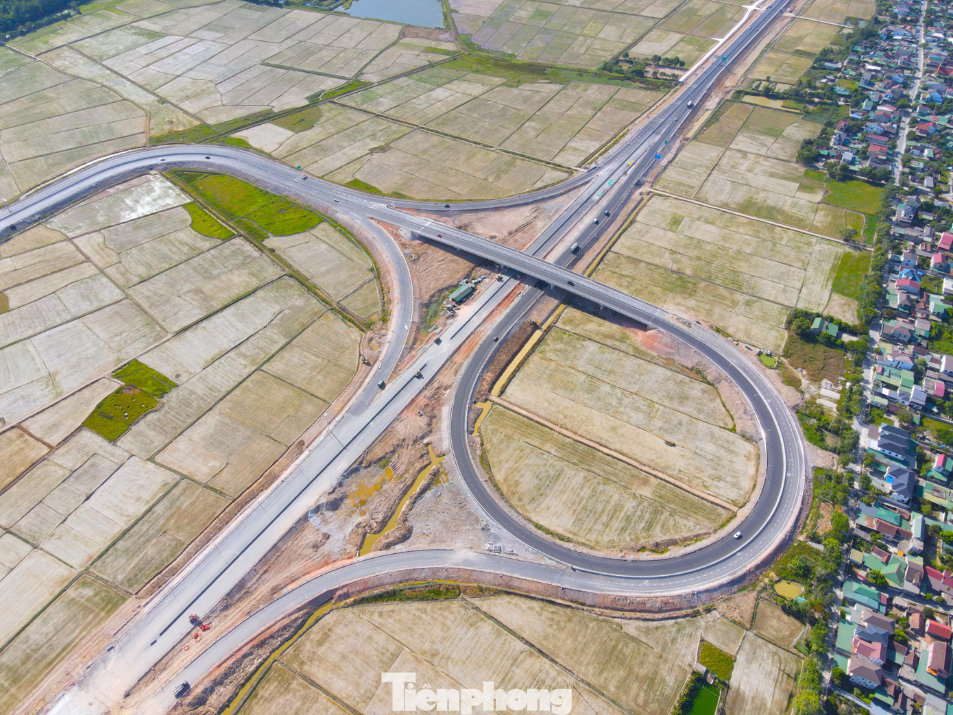 Trên tuyến có 3 nút giao tại đường N5, QL46B (Nghệ An) và QL8A (Hà Tĩnh).