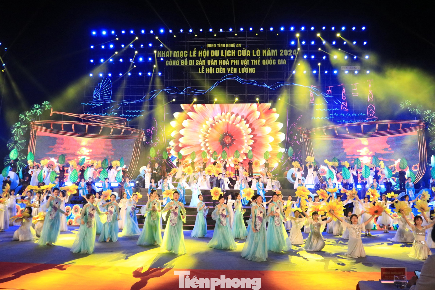 Điểm nhấn của đêm khai mạc du lịch Cửa Lò 2024 là chương trình nghệ thuật đặc biệt với chủ đề “Cửa Lò - Khát vọng tỏa sáng. Đây là chương trình nghệ thuật mang đậm sắc màu văn hóa xứ Nghệ cùng với sự trẻ trung, năng động của phố biển Cửa Lò. Chương trình có sự tham gia của các nghệ sĩ, ca sĩ được yêu thích