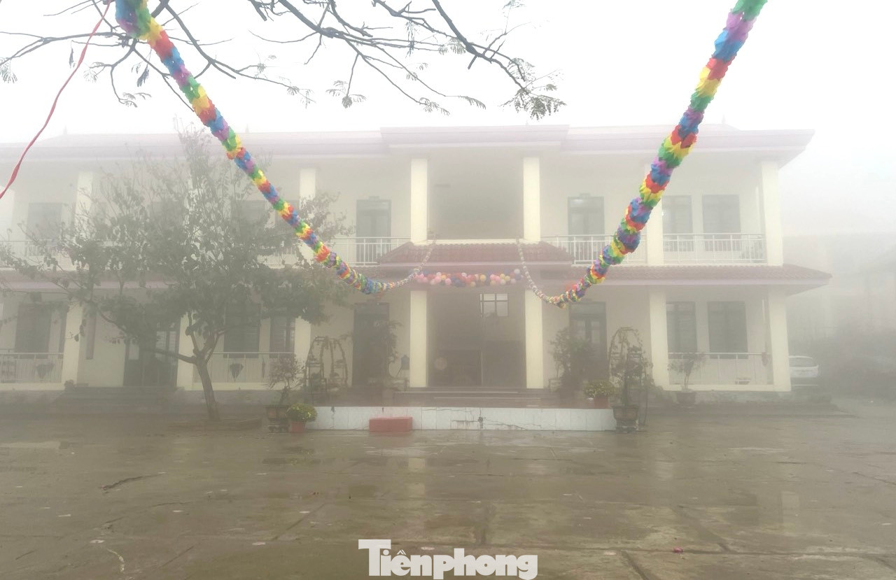 Trường Phổ thông Dân tộc bán trú Tiểu học Nậm Cắn 1 chìm trong sương mù. Thời tiết dao động khoảng 10 độ C. Trường Phổ thông Dân tộc bán trú Tiểu học Nậm Cắn 1 chìm trong sương mù. Thời tiết dao động khoảng 10 độ C.