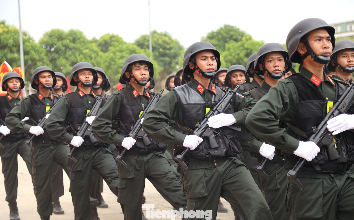 Các chiến sĩ CSCĐ Bắc Trung Bộ biểu dương lực lượng.